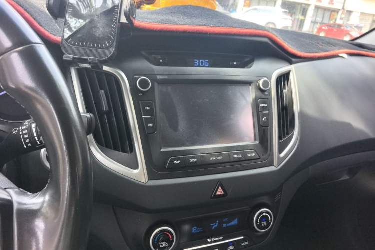 Used Hyundai ix25 2015 1.6L Automatic Two-Wheel-Drive Deluxe DLX Model Audio And AC Panel