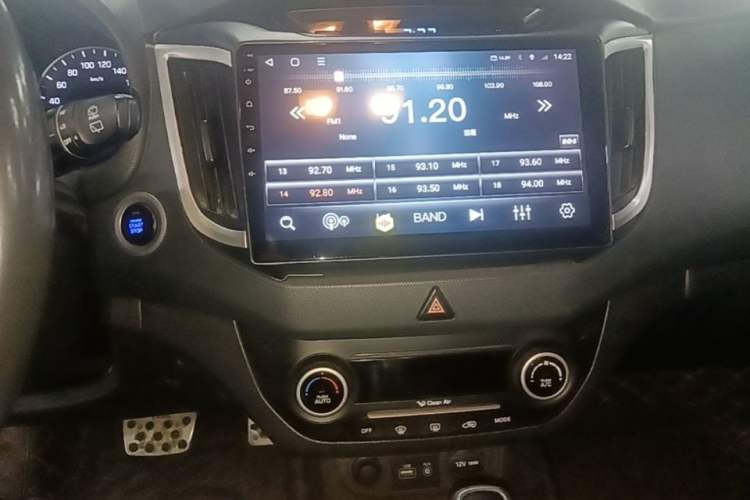 Used Hyundai ix25 2015 1.6L Automatic Two-Wheel-Drive Deluxe DLX Model Audio And AC Panel