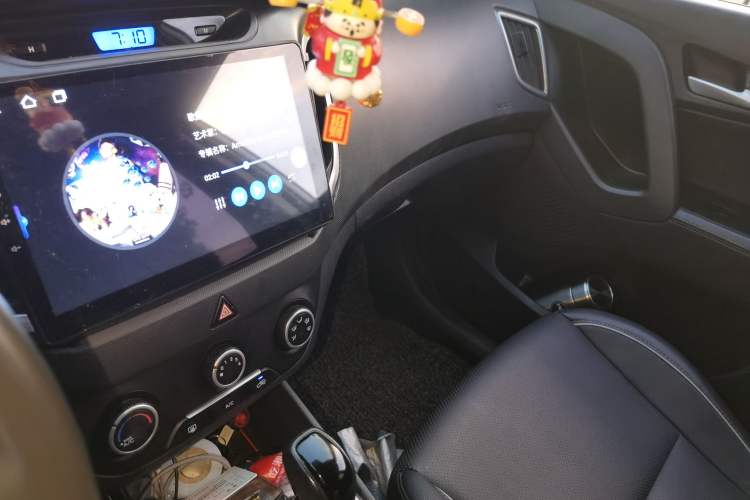 Used Hyundai ix25 2015 1.6L Automatic Two-Wheel Drive Smart GLS Trim Audio And AC Panel