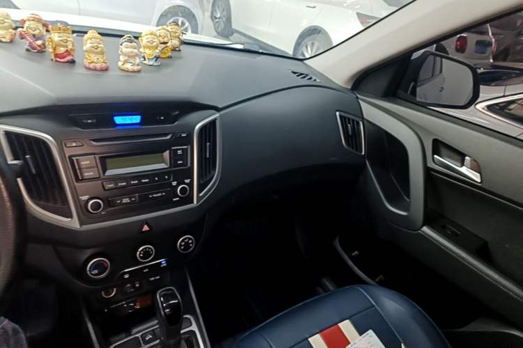 Used Hyundai ix25 2015 1.6L Automatic Two-Wheel Drive Smart GLS Trim Audio And AC Panel