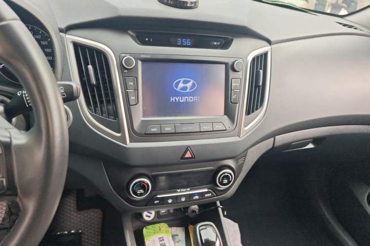 Used Hyundai ix25 2015 1.6L Automatic Two-Wheel-Drive Deluxe DLX Model Audio And AC Panel