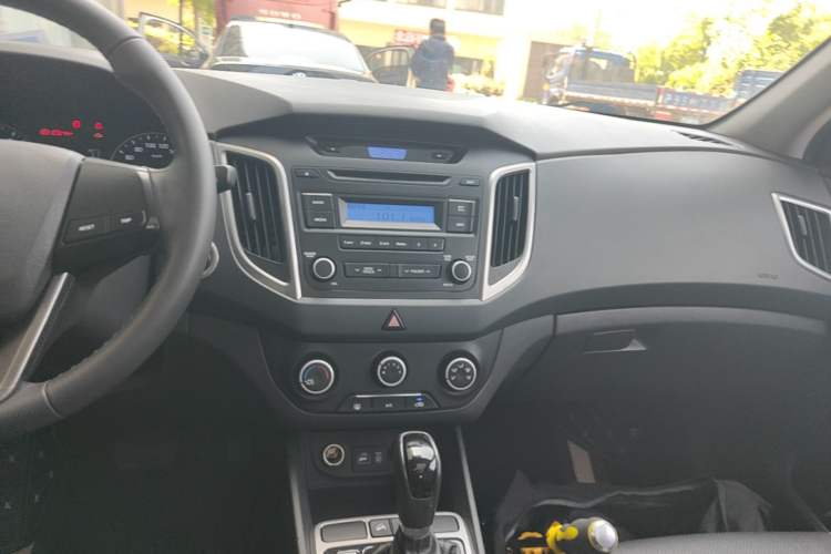 Used Hyundai ix25 2015 1.6L Automatic Two-Wheel Drive Smart GLS Trim Audio And AC Panel