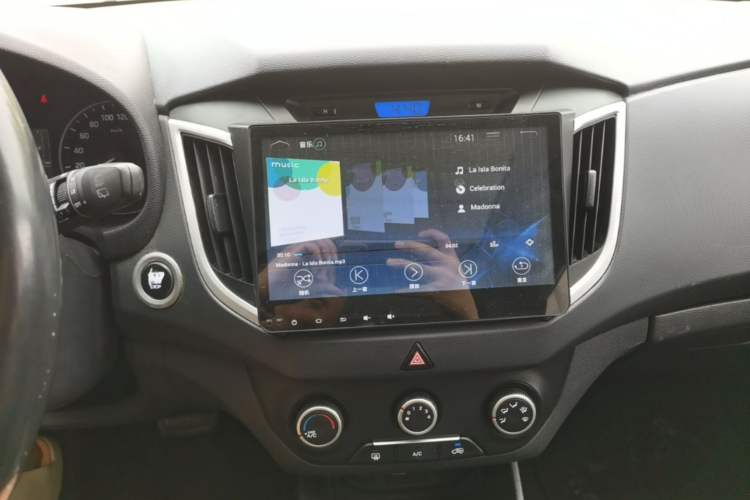 Used Hyundai ix25 2015 1.6L Automatic Two-Wheel Drive Smart GLS Trim Audio And AC Panel