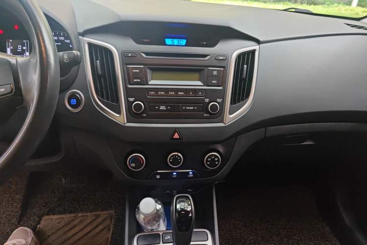 Used Hyundai ix25 2015 1.6L Automatic Two-Wheel Drive Smart GLS Trim Audio And AC Panel