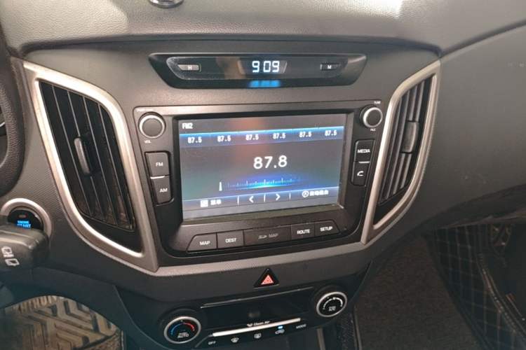 Used Hyundai ix25 2015 1.6L Automatic Two-Wheel-Drive Deluxe DLX Model Audio And AC Panel