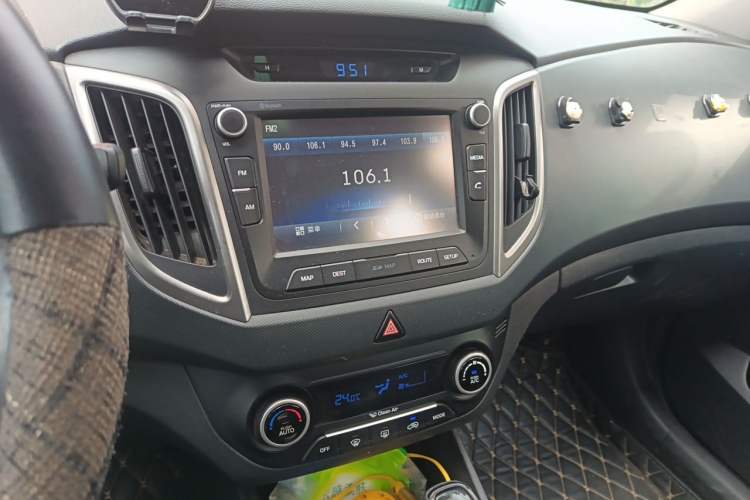 Used Hyundai ix25 2015 1.6L Automatic Two-Wheel-Drive Deluxe DLX Model Audio And AC Panel