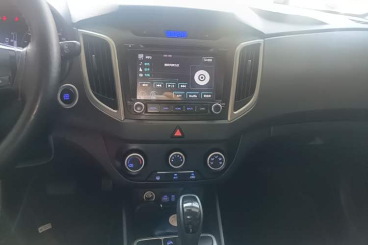 Used Hyundai ix25 2015 1.6L Automatic Two-Wheel Drive Smart GLS Trim Audio And AC Panel