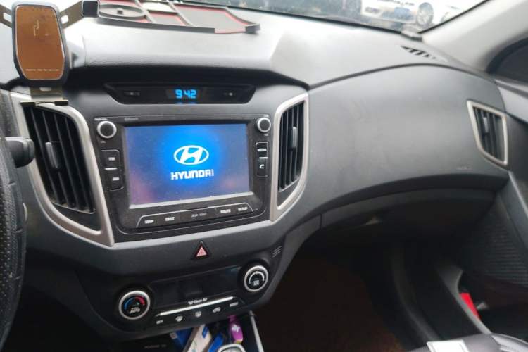 Used Hyundai ix25 2015 1.6L Automatic Two-Wheel-Drive Deluxe DLX Model Audio And AC Panel