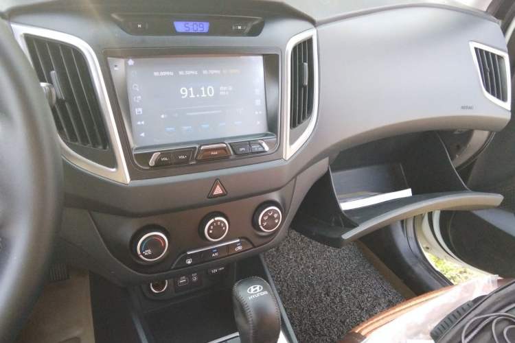 Used Hyundai ix25 2015 1.6L Automatic Two-Wheel Drive Smart GLS Trim Audio And AC Panel