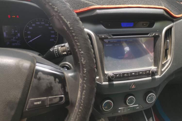 Used Hyundai ix25 2015 1.6L Automatic Two-Wheel Drive Smart GLS Trim Audio And AC Panel