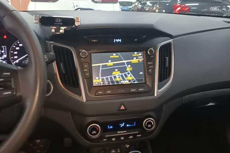 Used Hyundai ix25 2015 1.6L Automatic Two-Wheel-Drive Deluxe DLX Model Audio And AC Panel