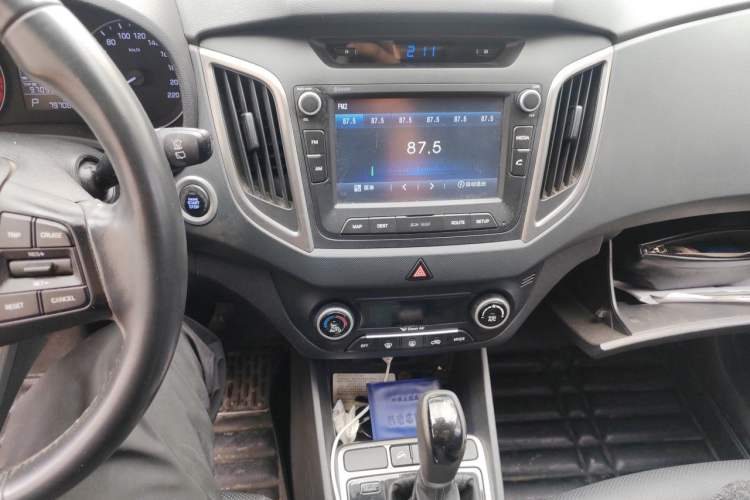 Used Hyundai ix25 2015 1.6L Automatic Two-Wheel-Drive Deluxe DLX Model Audio And AC Panel