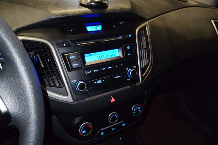 Used Hyundai ix25 2015 1.6L Manual Two-Wheel Drive Fashionable GS Model Audio And AC Panel