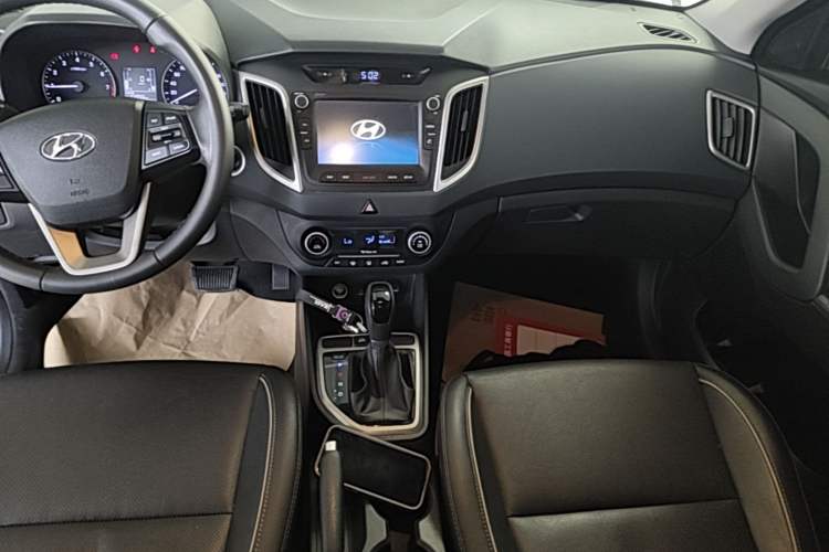 Used Hyundai ix25 2015 1.6L Automatic Two-Wheel-Drive Deluxe DLX Model Audio And AC Panel