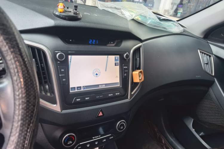 Used Hyundai ix25 2015 1.6L Automatic Two-Wheel-Drive Deluxe DLX Model Audio And AC Panel