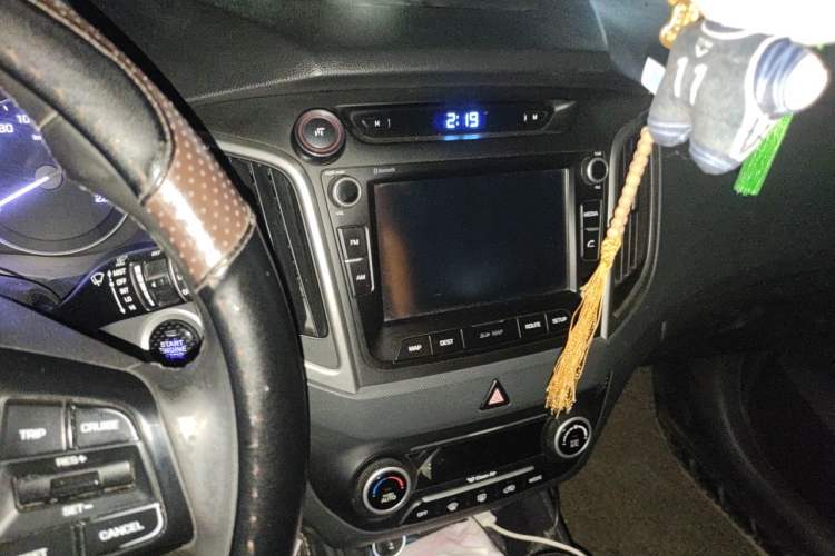 Used Hyundai ix25 2015 1.6L Automatic Two-Wheel-Drive Deluxe DLX Model Audio And AC Panel
