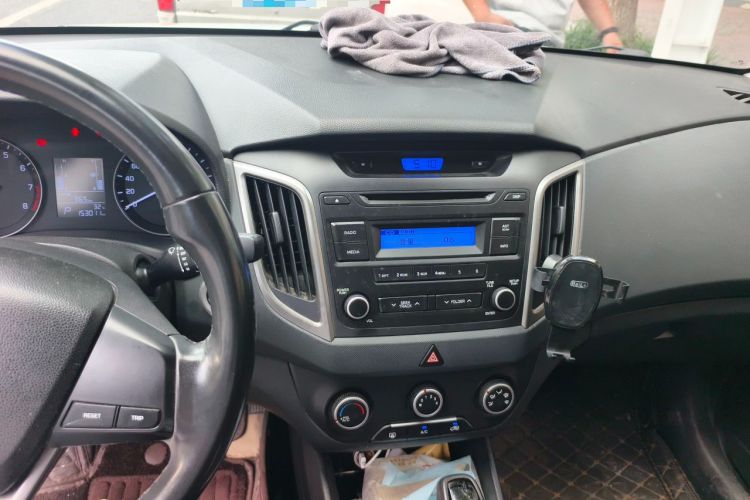 Used Hyundai ix25 2015 1.6L Automatic Two-Wheel Drive Smart GLS Trim Audio And AC Panel