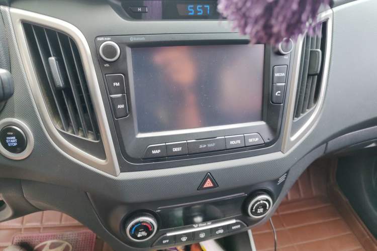Used Hyundai ix25 2015 1.6L Automatic Two-Wheel-Drive Deluxe DLX Model Audio And AC Panel