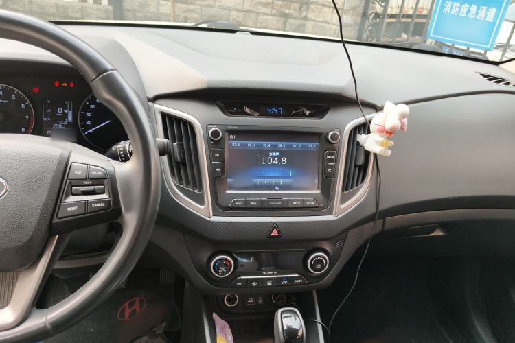 Used Hyundai ix25 2015 1.6L Automatic Two-Wheel-Drive Deluxe DLX Model Audio And AC Panel