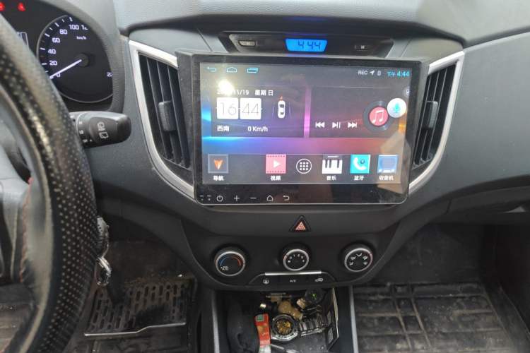 Used Hyundai ix25 2015 1.6L Manual Two-Wheel Drive Fashionable GS Model Audio And AC Panel
