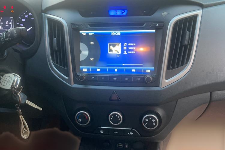 Used Hyundai ix25 2015 1.6L Manual Two-Wheel Drive Fashionable GS Model Audio And AC Panel