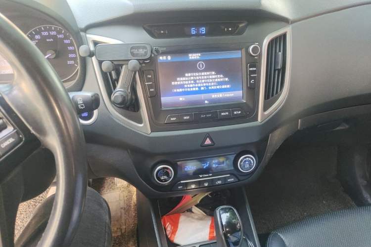 Used Hyundai ix25 2015 1.6L Automatic Two-Wheel-Drive Deluxe DLX Model Audio And AC Panel