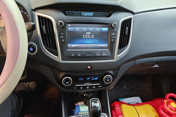 Used Hyundai ix25 2015 1.6L Automatic Two-Wheel-Drive Deluxe DLX Model Audio And AC Panel