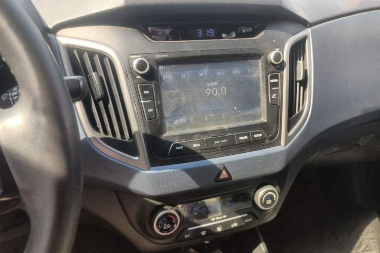 Used Hyundai ix25 2015 1.6L Automatic Two-Wheel-Drive Deluxe DLX Model Audio And AC Panel