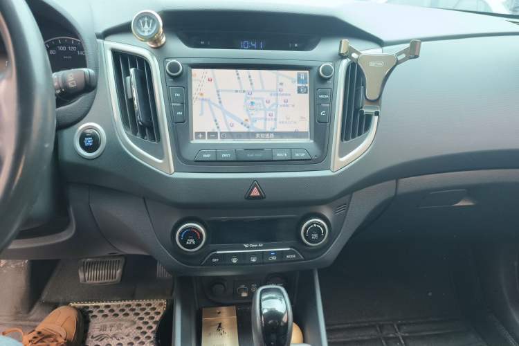 Used Hyundai ix25 2015 1.6L Automatic Two-Wheel-Drive Deluxe DLX Model Audio And AC Panel