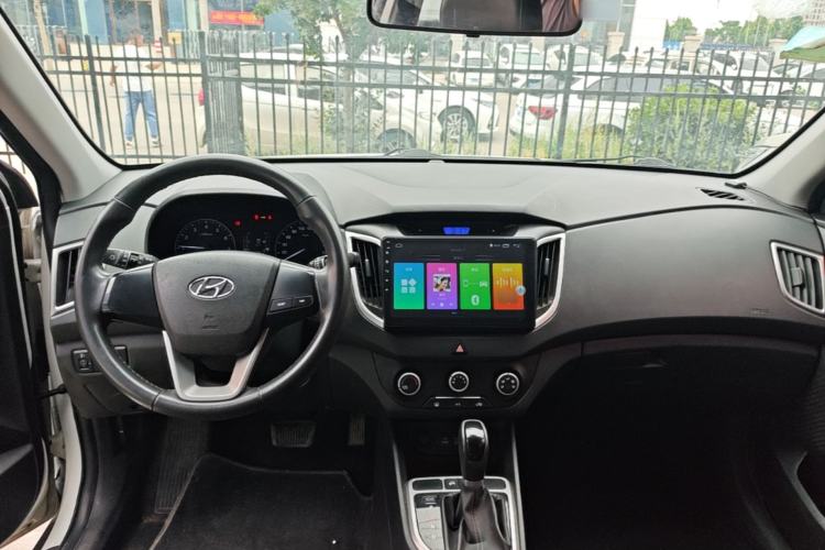 Used Hyundai ix25 2015 1.6L Automatic Two-Wheel Drive Smart GLS Trim Center Console