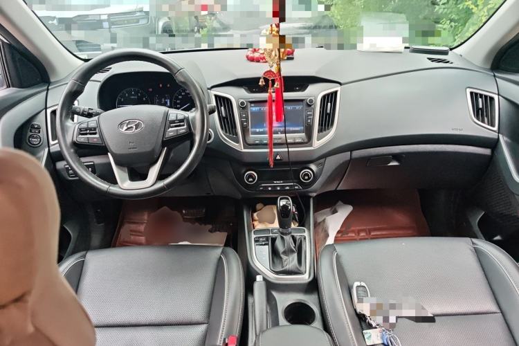Used Hyundai ix25 2015 1.6L Automatic Two-Wheel-Drive Deluxe DLX Model Center Console