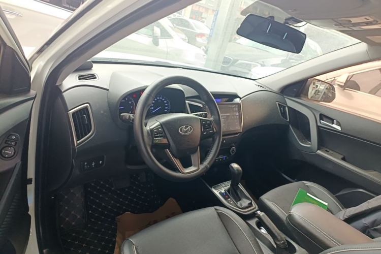 Used Hyundai ix25 2015 1.6L Automatic Two-Wheel Drive Smart GLS Trim Center Console