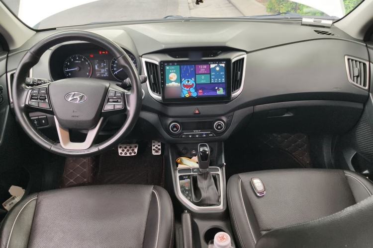 Used Hyundai ix25 2015 1.6L Automatic Two-Wheel-Drive Deluxe DLX Model Center Console