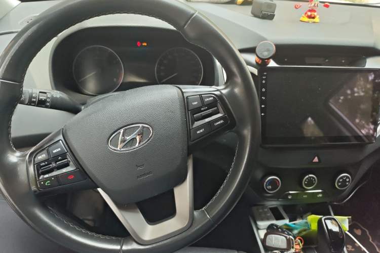 Used Hyundai ix25 2015 1.6L Automatic Two-Wheel Drive Smart GLS Trim Center Console