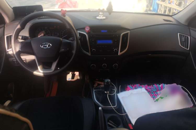 Used Hyundai ix25 2015 1.6L Manual Two-Wheel Drive Fashionable GS Model Center Console