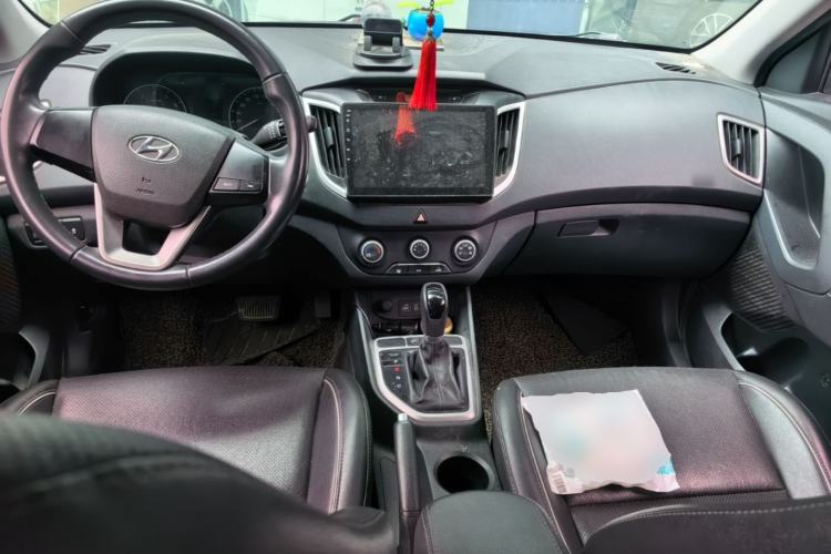 Used Hyundai ix25 2015 1.6L Automatic Two-Wheel Drive Smart GLS Trim Center Console