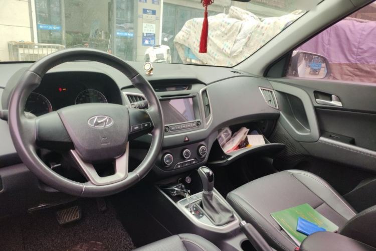 Used Hyundai ix25 2015 1.6L Automatic Two-Wheel Drive Smart GLS Trim Center Console