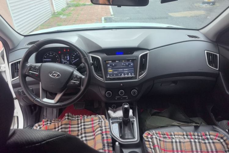 Used Hyundai ix25 2015 1.6L Automatic Two-Wheel Drive Smart GLS Trim Center Console