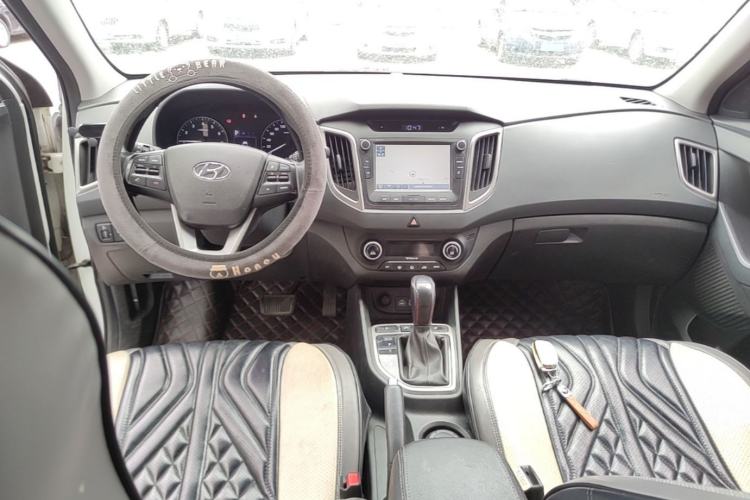 Used Hyundai ix25 2015 2.0L Automatic 4x4 Deluxe DLX Center Console