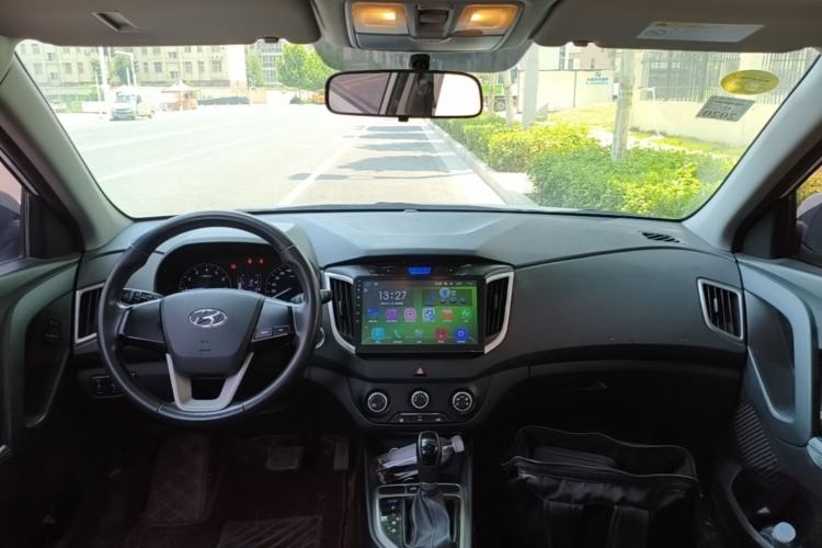 Used Hyundai ix25 2015 1.6L Automatic Two-Wheel Drive Smart GLS Trim Center Console