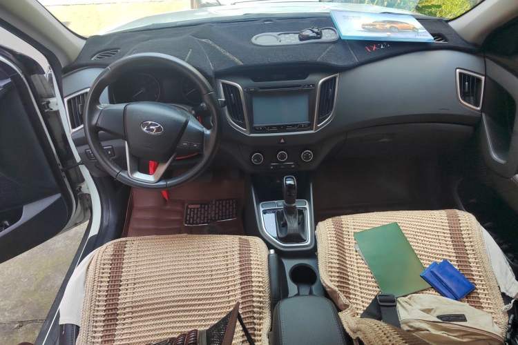 Used Hyundai ix25 2015 1.6L Automatic Two-Wheel Drive Smart GLS Trim Center Console