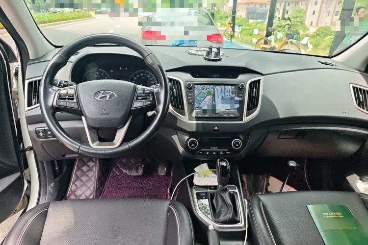 Used Hyundai ix25 2015 1.6L Automatic Two-Wheel-Drive Deluxe DLX Model Center Console