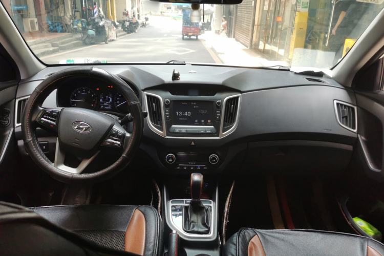 Used Hyundai ix25 2015 1.6L Automatic Two-Wheel-Drive Deluxe DLX Model Center Console