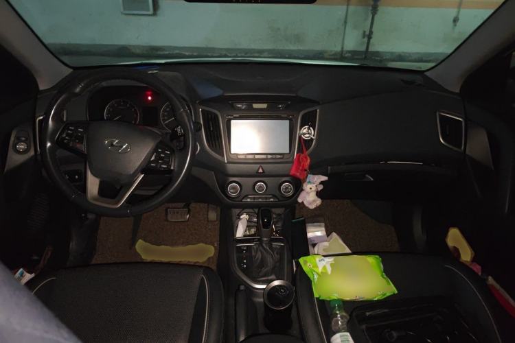Used Hyundai ix25 2015 1.6L Automatic Two-Wheel-Drive Deluxe DLX Model Center Console