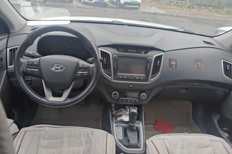 Used Hyundai ix25 2015 1.6L Automatic Two-Wheel-Drive Deluxe DLX Model Center Console