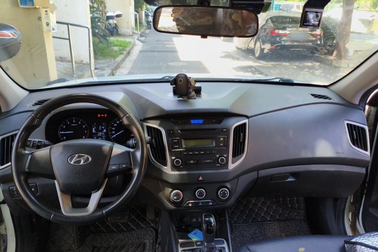 Used Hyundai ix25 2015 1.6L Automatic Two-Wheel Drive Smart GLS Trim Center Console