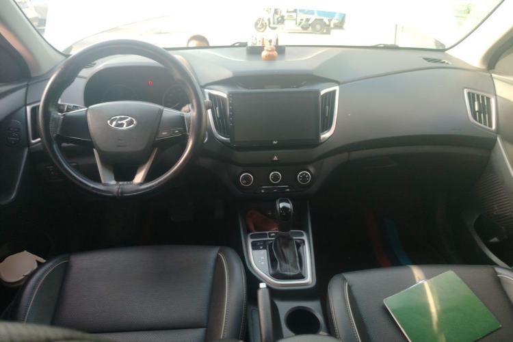 Used Hyundai ix25 2015 1.6L Automatic Two-Wheel Drive Smart GLS Trim Center Console