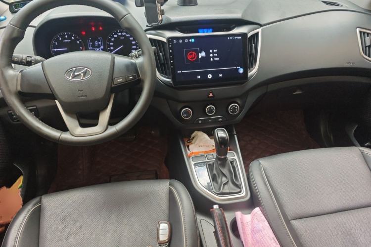 Used Hyundai ix25 2015 1.6L Automatic Two-Wheel Drive Smart GLS Trim Center Console