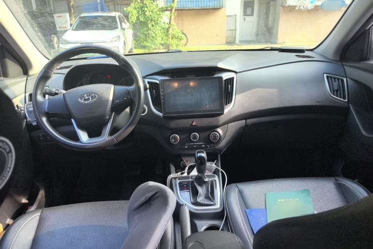 Used Hyundai ix25 2015 1.6L Automatic Two-Wheel Drive Smart GLS Trim Center Console