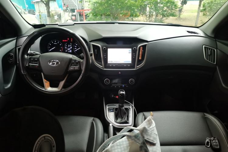 Used Hyundai ix25 2015 1.6L Automatic Two-Wheel-Drive Deluxe DLX Model Center Console